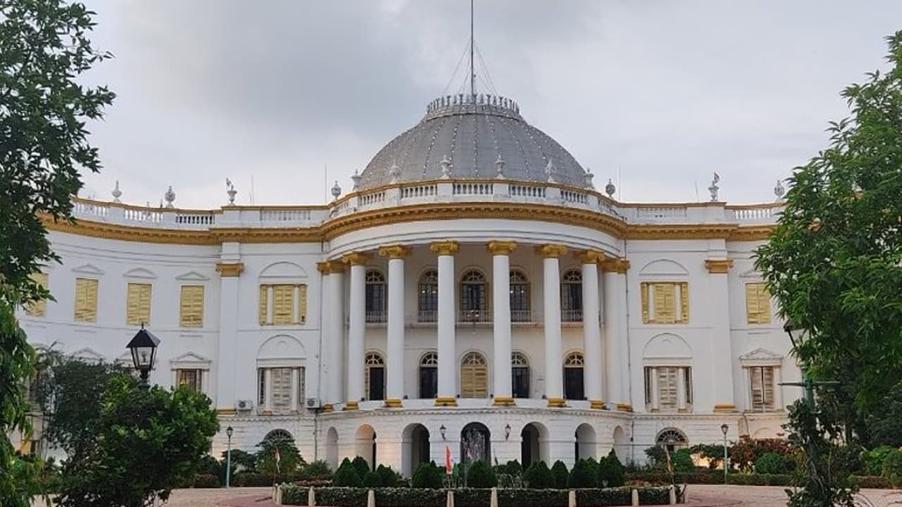 ബംഗാൾ രാജ്ഭവനിൽ ജോലിചെയ്യുന്ന താല്ക്കാലിക ജീവനക്കാരുടെ വിവരങ്ങള് പരിശോധിച്ച് റിപ്പോര്ട്ട് നല്കാൻ നിര്ദേശം ബംഗാൾ രാജ്ഭവനിൽ ജോലിചെയ്യുന്ന താല്ക്കാലിക ജീവനക്കാരുടെ വിവരങ്ങള് പരിശോധിച്ച് റിപ്പോര്ട്ട് നല്കാൻ നിര്ദേശം