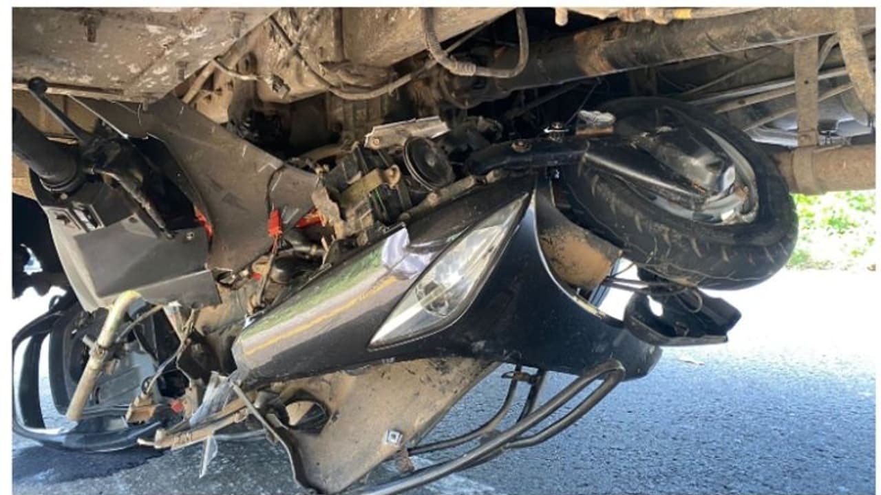 ജോലിക്ക് പോകുന്നതിനിടെ കെ.എസ്.ആർ.ടി.സി ബസിന് അടിയിൽപെട്ട് സ്കൂട്ടർ യാത്രക്കാർക്ക് ഗുരുതര പരിക്ക്