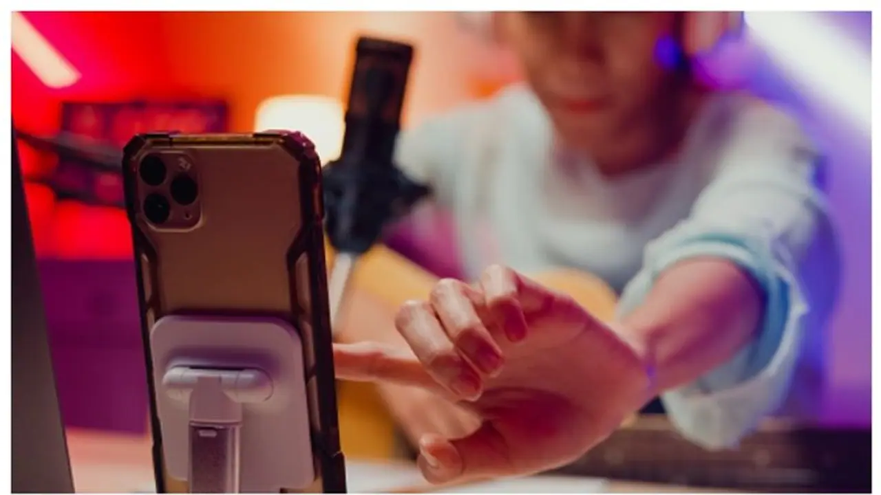 യൂട്യൂബിനെ പറ്റിച്ച യൂട്യൂബർ; 4,600 ഫോണുകൾ ഉപയോഗിച്ച് വ്യാജ കാഴ്ചക്കാരെ സൃഷ്ടിച്ച് വൈറലായ യൂട്യൂബർക്ക് തടവ് 