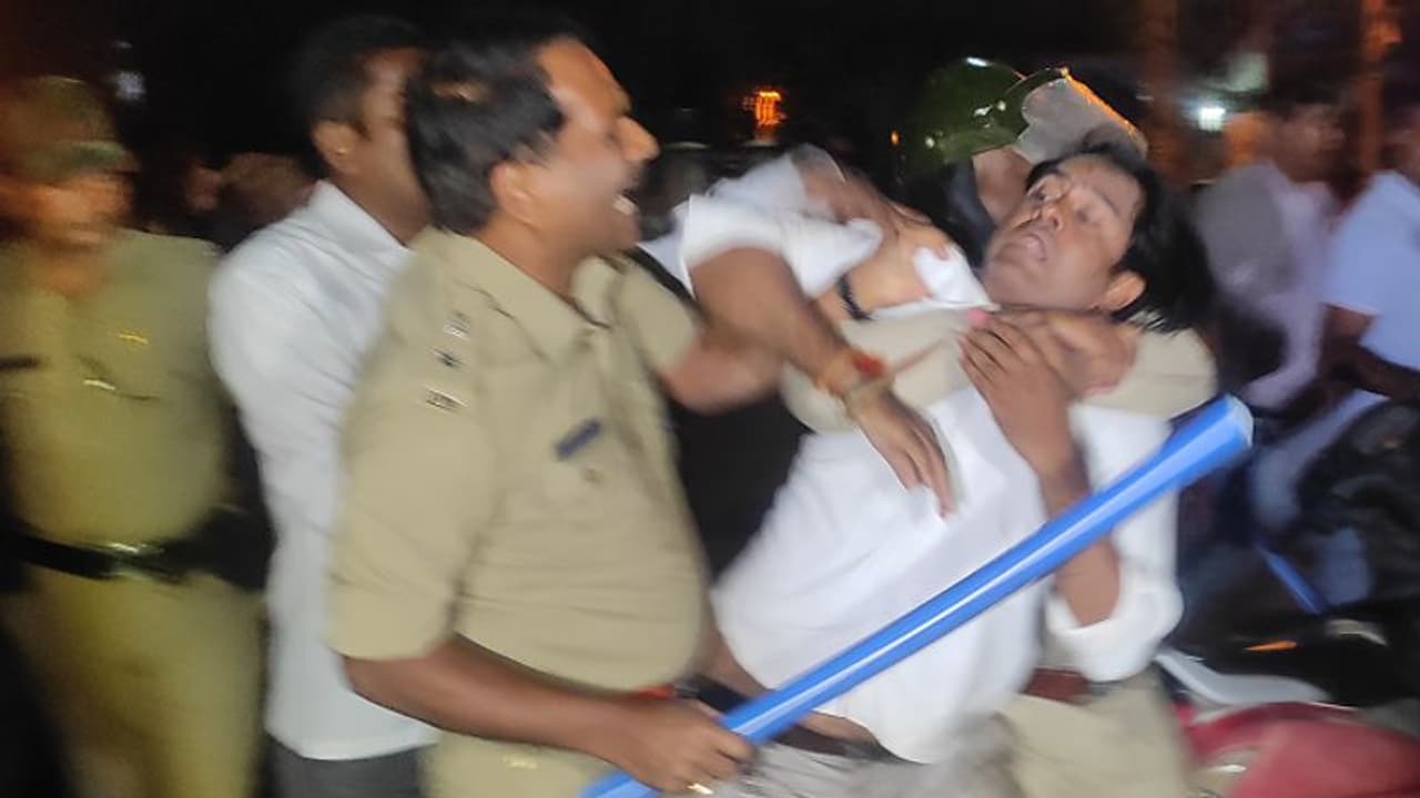 ಹಿಂದೂ ಸಂಘಟನೆ ಕಾರ್ಯಕರ್ತರ ಪ್ರತಿಭಟನೆ: ಕಲ್ಲು ತೂರಾಟ, ಪೊಲೀಸರಿಂದ ಲಾಠಿ ಚಾರ್ಜ್‌