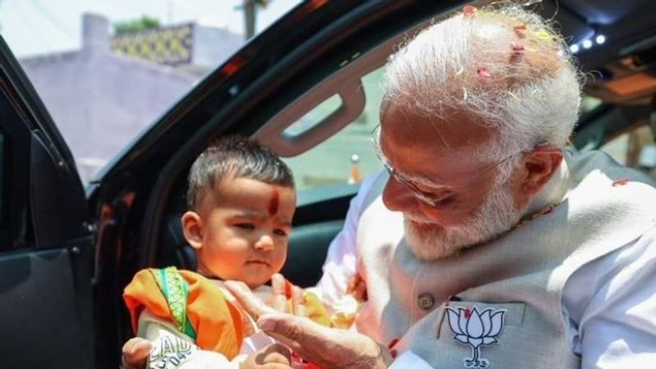 మోదీ ఒడిలో కూర్చుని ఆడుకుంటున్న ఈ బుడ్డోడు ఎవరో తెలుసా..? మోదీ ఒడిలో కూర్చుని ఆడుకుంటున్న ఈ బుడ్డోడు ఎవరో తెలుసా..?