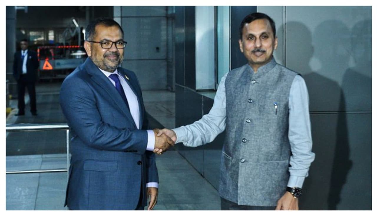 ഇന്ത്യൻ വിനോദ സഞ്ചാരികൾക്ക് മാലദ്വീപ് വേണ്ട, ബന്ധം മെച്ചപ്പെടുത്താൻ വിദേശകാര്യമന്ത്രി ദില്ലിയിൽ ഇന്ത്യൻ വിനോദ സഞ്ചാരികൾക്ക് മാലദ്വീപ് വേണ്ട, ബന്ധം മെച്ചപ്പെടുത്താൻ വിദേശകാര്യമന്ത്രി ദില്ലിയിൽ