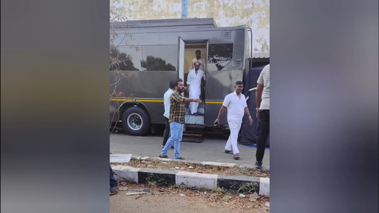 Vettaiyan: வேட்டி, சட்டையுடன் மாஸ் லுக்கில் தலைவர் ரஜினிகாந்த்; இறுதி கட்ட படபிடிப்பு பணியில் வேட்டையன்