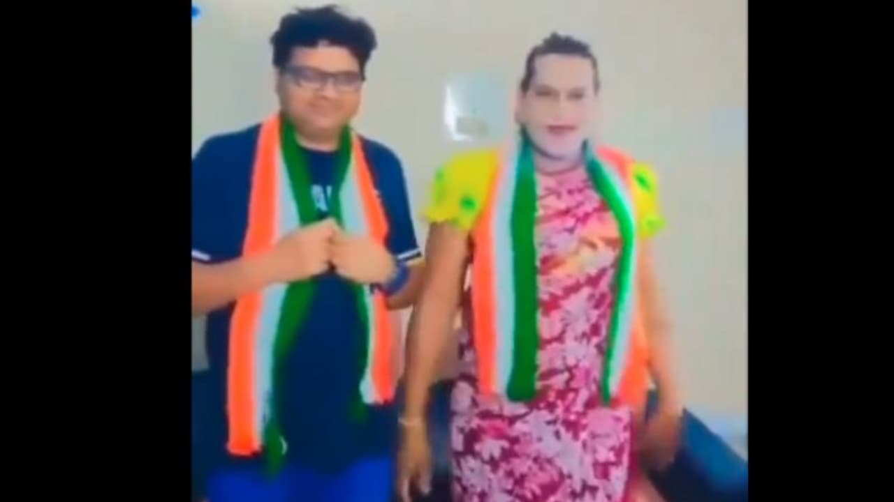 చివరకు ఉప్పల్ బాలు కూడా పార్టీ కండువా కప్పేసాడు... ఆ పార్టీకే జై కొట్టేసాడుగా..! చివరకు ఉప్పల్ బాలు కూడా పార్టీ కండువా కప్పేసాడు... ఆ పార్టీకే జై కొట్టేసాడుగా..!