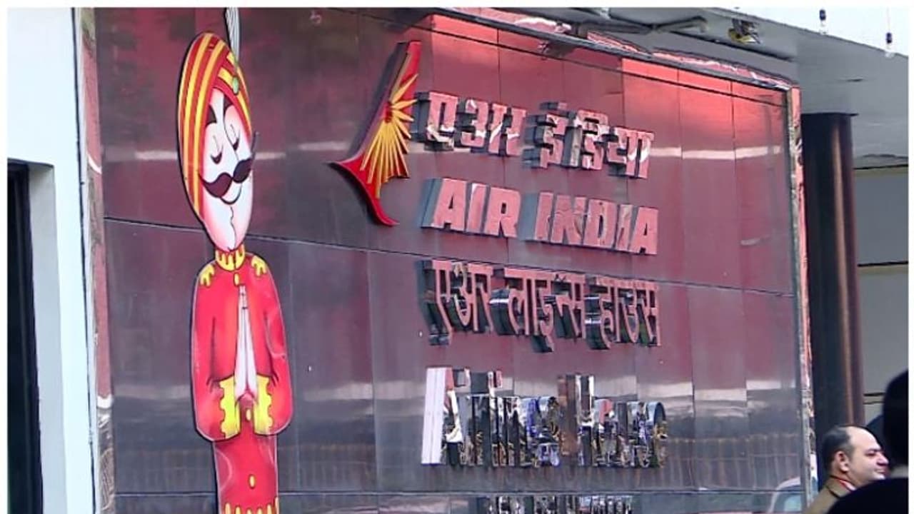 എയർ ഇന്ത്യ എക്സ്പ്രസ് സമരം: ദില്ലിയിൽ അധികൃതരെയും ജീവനക്കാരെയും ചർച്ചക്ക് വിളിച്ച് കേന്ദ്രസർക്കാർ എയർ ഇന്ത്യ എക്സ്പ്രസ് സമരം: ദില്ലിയിൽ അധികൃതരെയും ജീവനക്കാരെയും ചർച്ചക്ക് വിളിച്ച് കേന്ദ്രസർക്കാർ