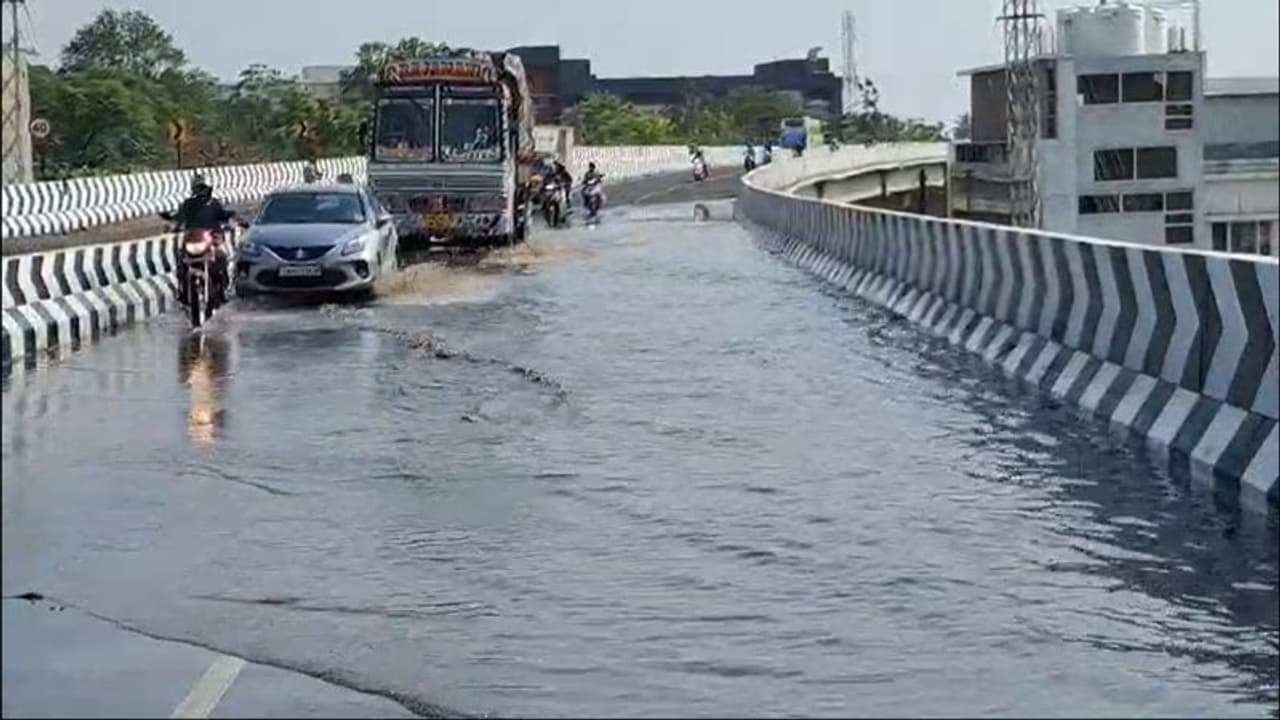 Coimbatore Rain: 115 கோடியில் கட்டப்பட்ட பாலம்; மழைநீர் வடிய வழி இல்லாததால் வாகன ஓட்டிகள் அவதி