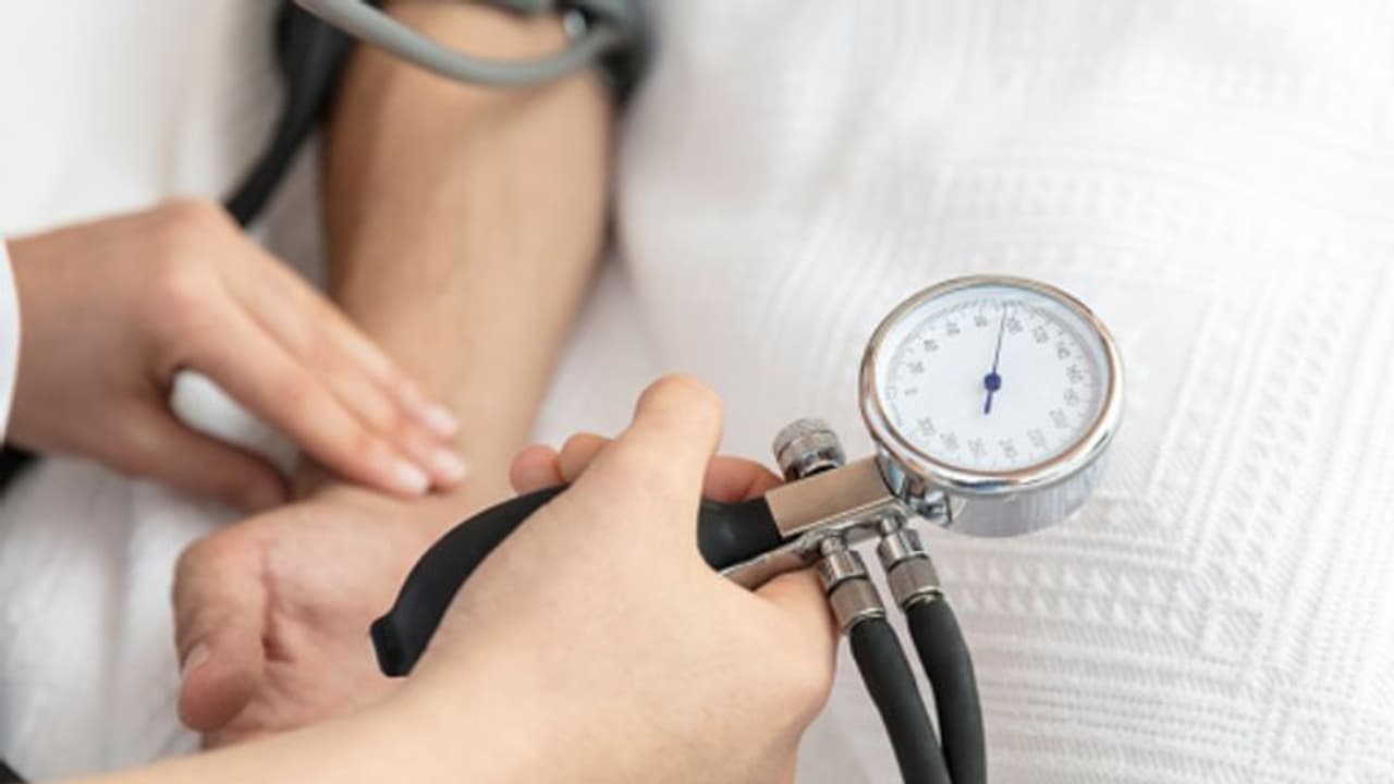 Health Tips : ഹൈപ്പർടെൻഷൻ നിയന്ത്രിക്കാൻ കഴിക്കാം ഈ നാല് ഭക്ഷണങ്ങൾ Health Tips : ഹൈപ്പർടെൻഷൻ നിയന്ത്രിക്കാൻ കഴിക്കാം ഈ നാല് ഭക്ഷണങ്ങൾ