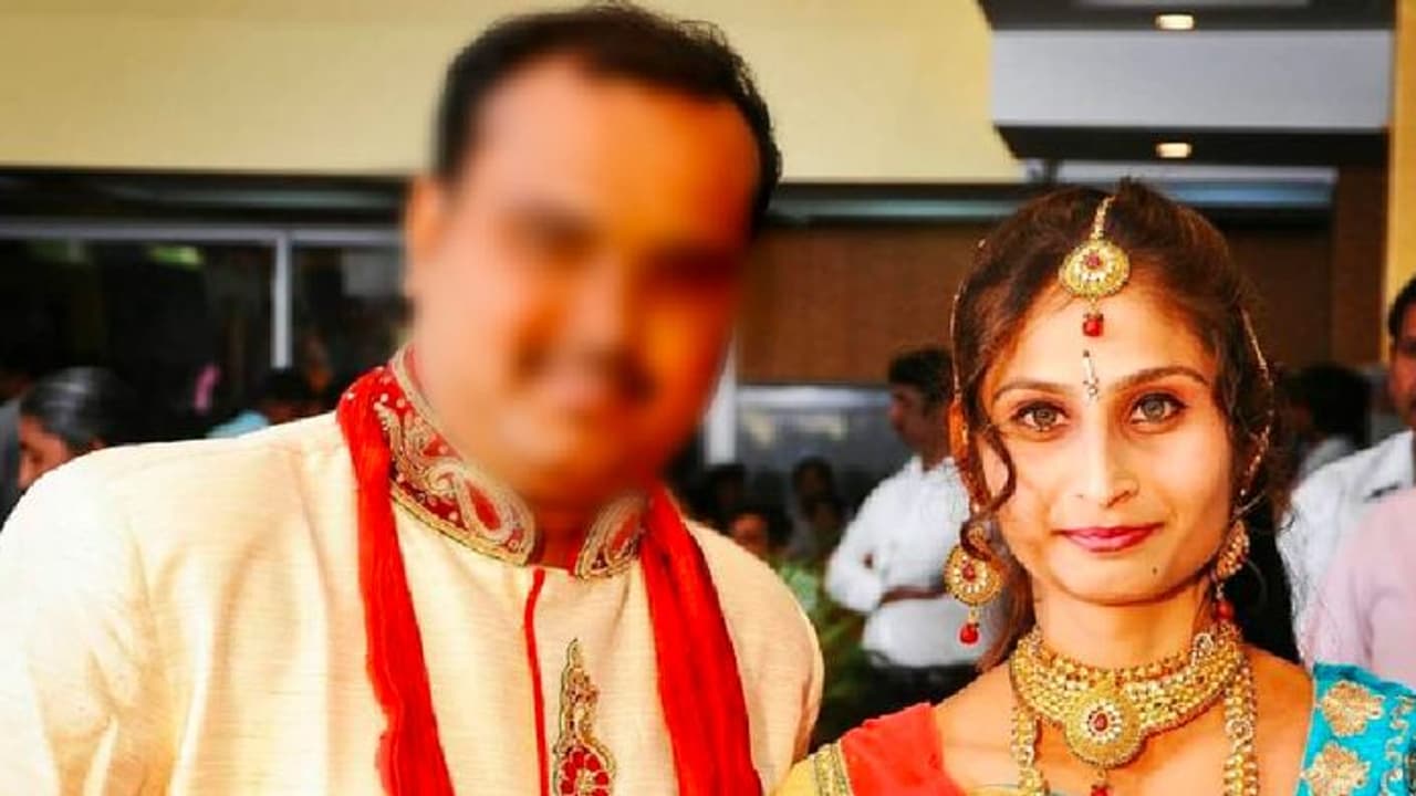 ನೇಣುಬಿಗಿದ ಸ್ಥಿತಿಯಲ್ಲಿ ಶಿಕ್ಷಕಿ ಶವ ಪತ್ತೆ; ವರದಕ್ಷಿಣೆಗಾಗಿ ಪತಿಯಿಂದಲೇ ಕೊಲೆ ಶಂಕೆ ನೇಣುಬಿಗಿದ ಸ್ಥಿತಿಯಲ್ಲಿ ಶಿಕ್ಷಕಿ ಶವ ಪತ್ತೆ; ವರದಕ್ಷಿಣೆಗಾಗಿ ಪತಿಯಿಂದಲೇ ಕೊಲೆ ಶಂಕೆ