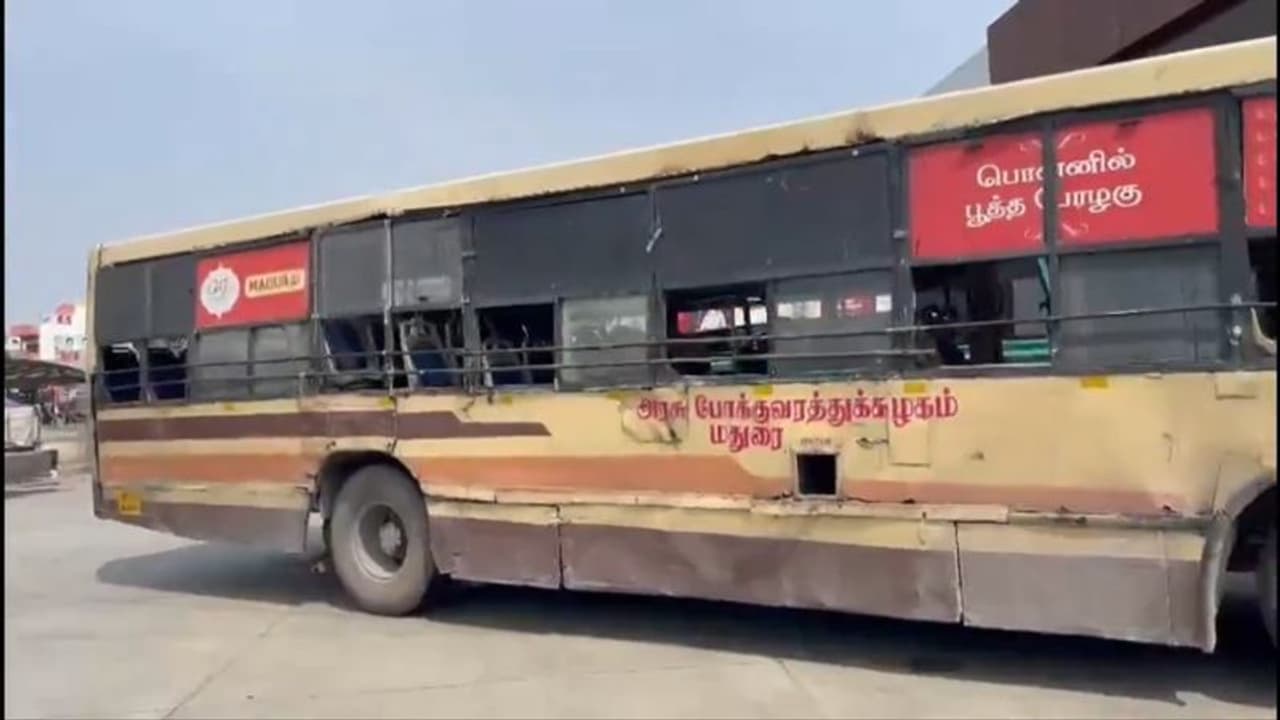 பேட்ஜ் ஓர்க்கா இருந்தாலும் ஒரு நியாயம் வேண்டாமா? மதுரையில் கயிறு கட்டி இயக்கப்பட்ட அரசு பேருந்து