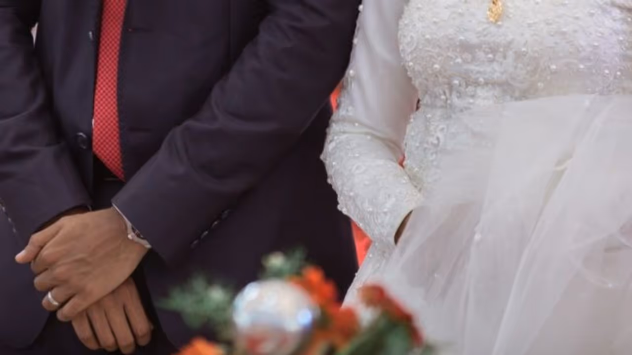 പത്തനംതിട്ടയില് വരന് പൂസായതിനാല് മുടങ്ങിയ കല്യാണം വീണ്ടും; പ്രശ്നങ്ങള് ഒത്തുതീര്ത്തു പത്തനംതിട്ടയില് വരന് പൂസായതിനാല് മുടങ്ങിയ കല്യാണം വീണ്ടും; പ്രശ്നങ്ങള് ഒത്തുതീര്ത്തു