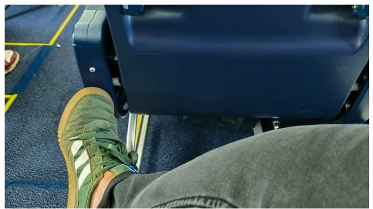 ഇരിക്കുമ്പോള്‍ കാല്‍ നീട്ടാനിടമില്ലെന്ന് പരാതി; 'സ്വന്തം വിമാനത്തില്‍ വന്നാമതി'യെന്ന് വിമാനക്കമ്പനിയുടെ മറുപടി