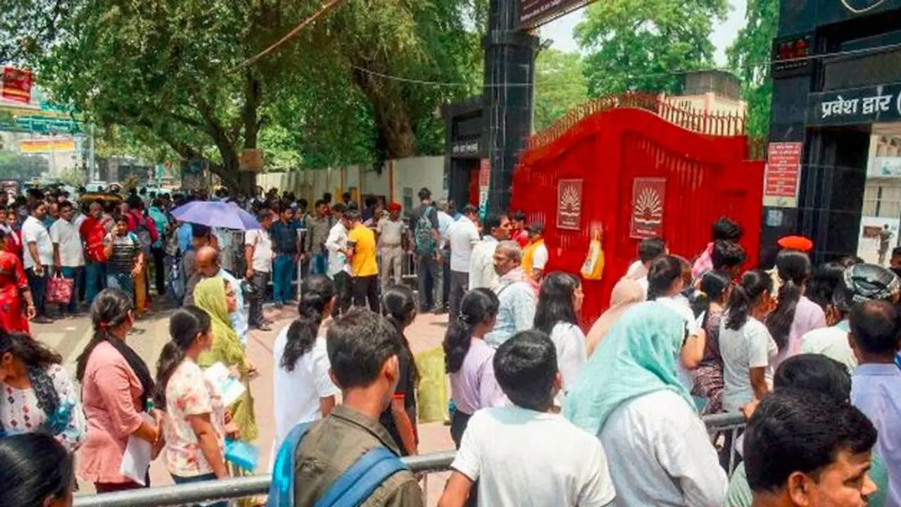 10 ಲಕ್ಷ ಕೊಡಿ ಪೇಪರ್ ಖಾಲಿ ಬಿಡಿ : ನೀಟ್ ಆಕಾಂಕ್ಷಿಗಳಿಗೆ ಶಿಕ್ಷಕನ ಆಮಿಷ, ಎಫ್ಐಆರ್ ದಾಖಲು 10 ಲಕ್ಷ ಕೊಡಿ ಪೇಪರ್ ಖಾಲಿ ಬಿಡಿ : ನೀಟ್ ಆಕಾಂಕ್ಷಿಗಳಿಗೆ ಶಿಕ್ಷಕನ ಆಮಿಷ, ಎಫ್ಐಆರ್ ದಾಖಲು