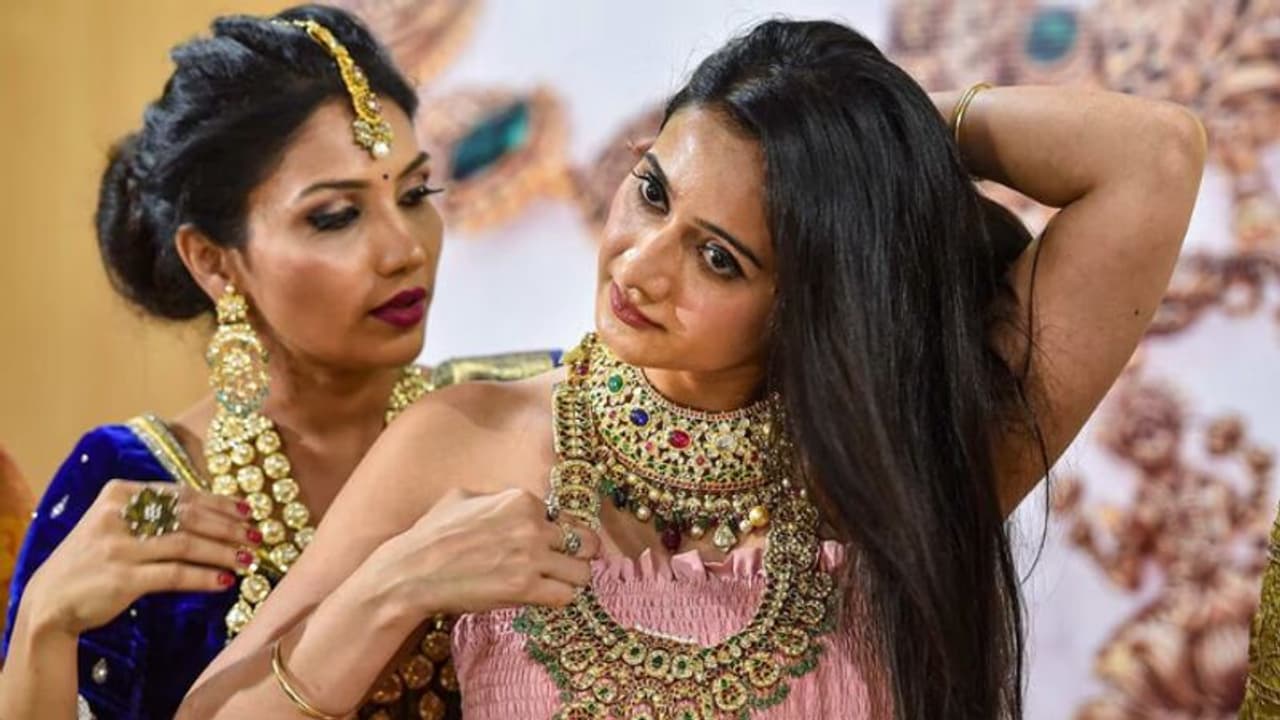 അക്ഷയ തൃതീയക്ക് സ്വർണം വാങ്ങാൻ പ്ലാനുണ്ടോ? പരിശുദ്ധി പരിശോധിക്കാൻ മറക്കേണ്ട, അറിയേണ്ടതെല്ലാം അക്ഷയ തൃതീയക്ക് സ്വർണം വാങ്ങാൻ പ്ലാനുണ്ടോ? പരിശുദ്ധി പരിശോധിക്കാൻ മറക്കേണ്ട, അറിയേണ്ടതെല്ലാം