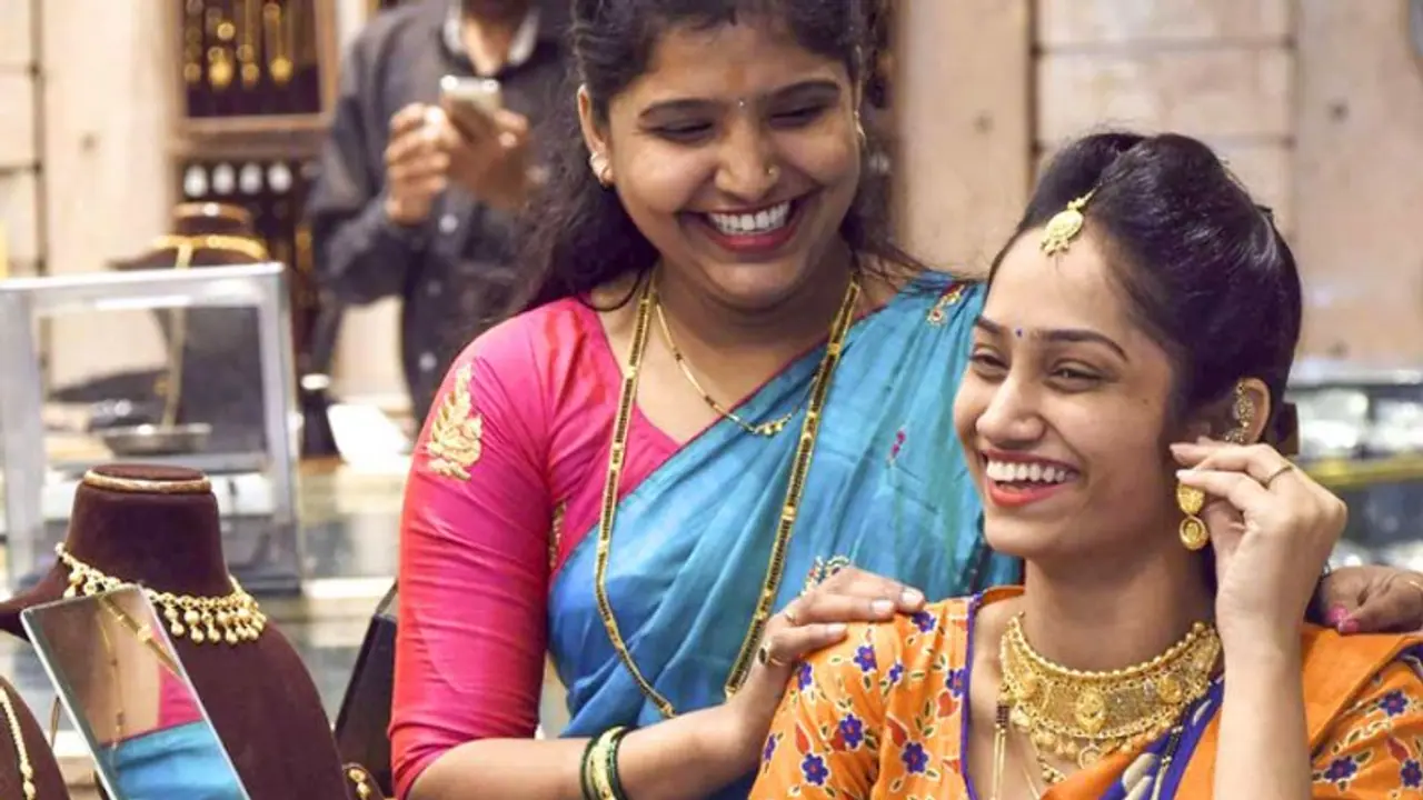 ಅಕ್ಷಯ ತೃತೀಯ ಖರೀದಿ ಸಂಭ್ರಮ: ಒಂದೇ ದಿನ 2050 ಕೆಜಿ ಚಿನ್ನ ಮಾರಾಟ..! ಅಕ್ಷಯ ತೃತೀಯ ಖರೀದಿ ಸಂಭ್ರಮ: ಒಂದೇ ದಿನ 2050 ಕೆಜಿ ಚಿನ್ನ ಮಾರಾಟ..!