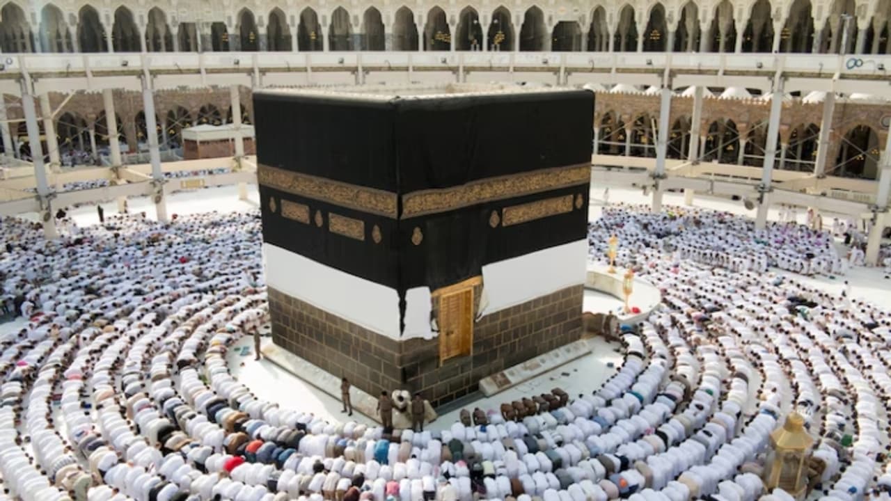 ഹജ്ജ് സീസൺ; 40 ദശലക്ഷം കുപ്പി സംസം വിതരണം ചെയ്യും ഹജ്ജ് സീസൺ; 40 ദശലക്ഷം കുപ്പി സംസം വിതരണം ചെയ്യും