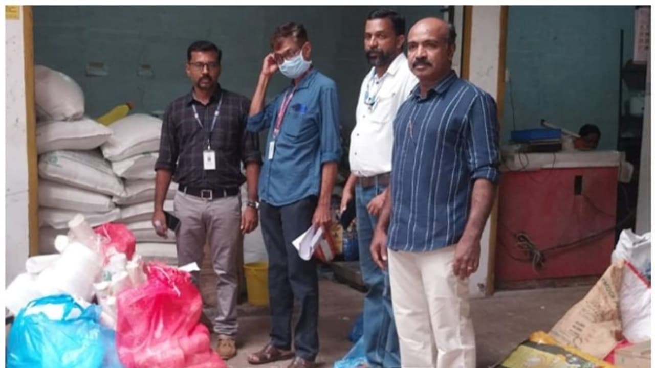 പേപ്പർ കപ്പുകളും തെർമോക്കോൾ പ്ലേറ്റുകളും പിടിച്ചെടുത്ത് ഉദ്യോഗസ്ഥർ; 20,000 രൂപ പിഴ ചുമത്തി