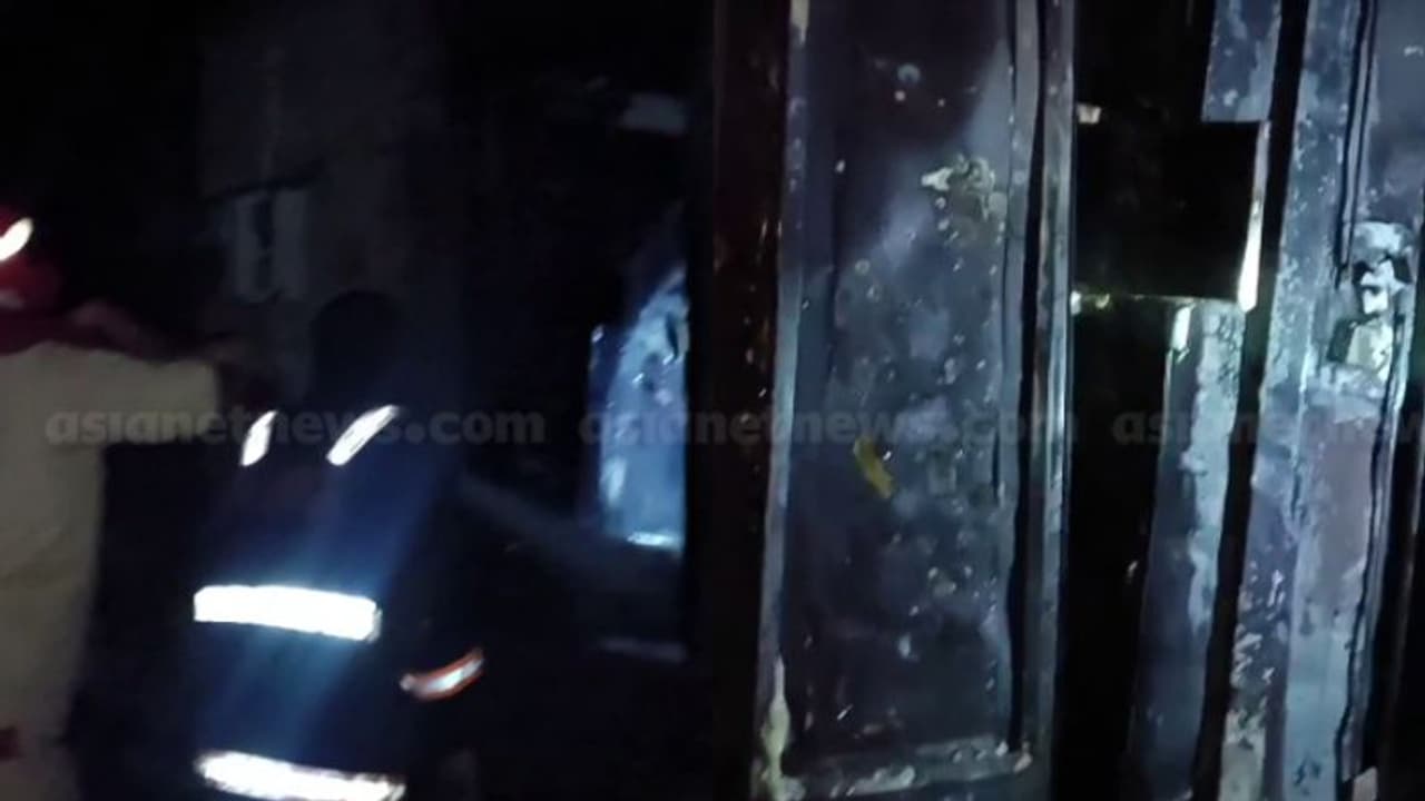 വീട് കയറി ആക്രമിച്ചതിന് പൊലീസിൽ പരാതി നൽകിയ ആളുടെ വീടിന് പ്രതി തീയിട്ടു; വീട് പൂര്‍ണമായി കത്തിയമര്‍ന്നു