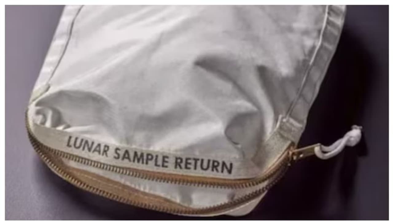 നീല് ആംസ്ട്രോങ്ങിന്റെ 'മൂൺ റോക്ക് ബാഗ്' യുവതി വാങ്ങിയത് 83,000 രൂപയ്ക്ക്; ലേലത്തിൽ ലഭിച്ചത് 15 കോടി നീല് ആംസ്ട്രോങ്ങിന്റെ 'മൂൺ റോക്ക് ബാഗ്' യുവതി വാങ്ങിയത് 83,000 രൂപയ്ക്ക്; ലേലത്തിൽ ലഭിച്ചത് 15 കോടി