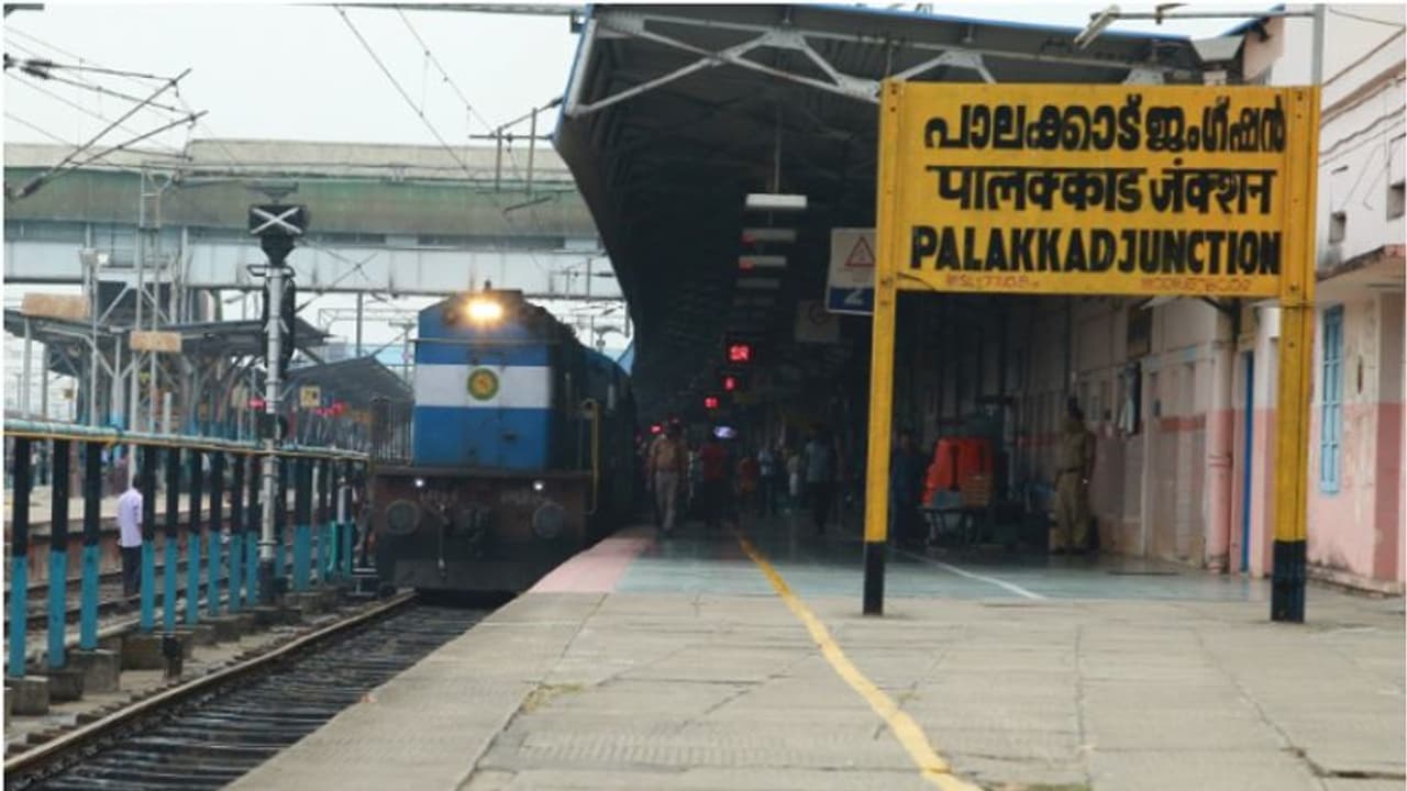 ബില് തുക നല്കിയില്ല, പാലക്കാട് റെയില്വേ ഡിവിഷനിലെ കസേരയും മേശയും എസിയും കമ്പ്യൂട്ടറും ജപ്തി ചെയ്ത് കോടതി ബില് തുക നല്കിയില്ല, പാലക്കാട് റെയില്വേ ഡിവിഷനിലെ കസേരയും മേശയും എസിയും കമ്പ്യൂട്ടറും ജപ്തി ചെയ്ത് കോടതി