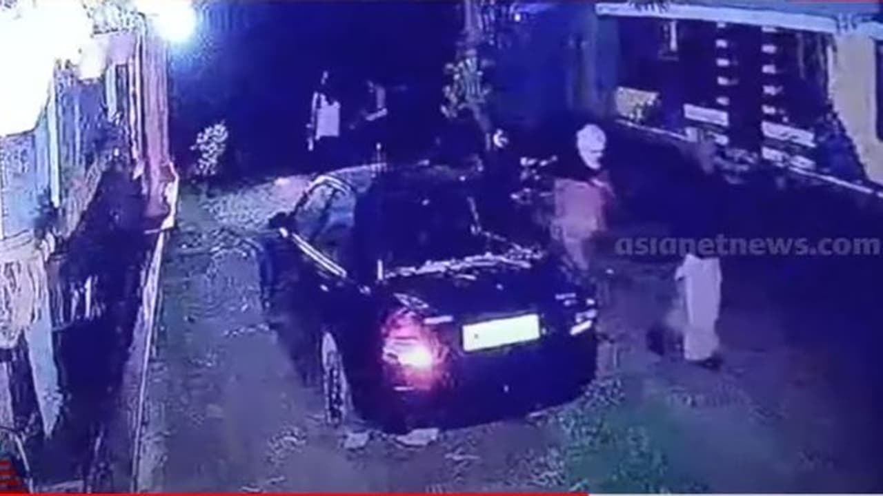 അടിമുടി ദുരൂഹത; മുഖംമൂടി സംഘം വീടുകയറി ആക്രമിച്ചു, മുറ്റത്ത് നിർത്തിയിട്ടിരുന്ന കാർ തല്ലിത്തകർത്തു