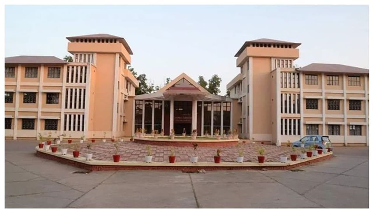 ജീവിച്ചിരിക്കെ, വിരമിച്ച പ്രൊഫസര് മരിച്ചെന്ന് സര്വകലാശാല; പിന്നാലെ പെന്ഷനും റദ്ദാക്കി ജീവിച്ചിരിക്കെ, വിരമിച്ച പ്രൊഫസര് മരിച്ചെന്ന് സര്വകലാശാല; പിന്നാലെ പെന്ഷനും റദ്ദാക്കി