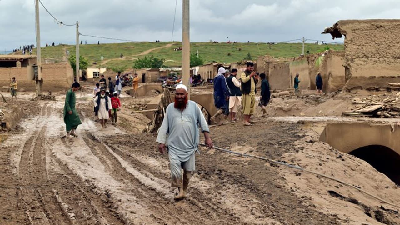 അഫ്ഗാനില് മിന്നല് പ്രളയം: മരിച്ചവരുടെ എണ്ണം 300 ലേറെയായി ഉയര്ന്നു അഫ്ഗാനില് മിന്നല് പ്രളയം: മരിച്ചവരുടെ എണ്ണം 300 ലേറെയായി ഉയര്ന്നു