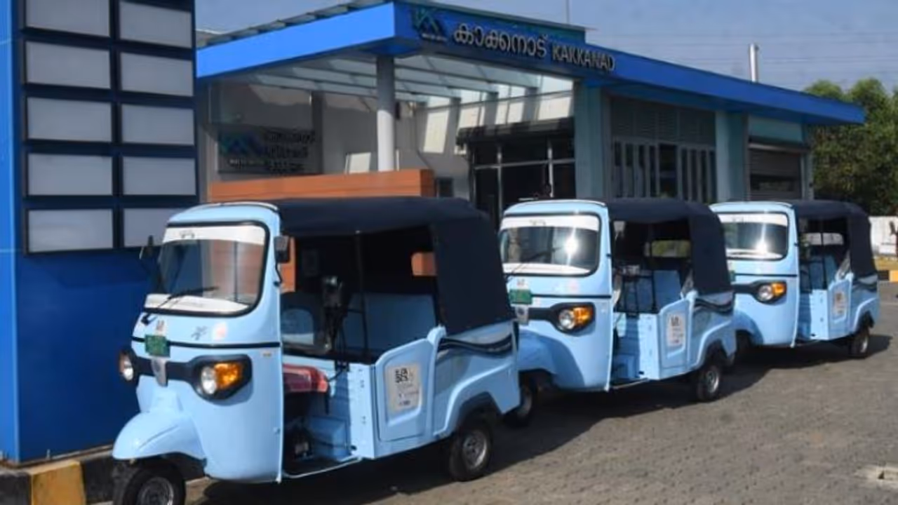 കാശില്ല കാർഡ് മാത്രം, ബാക്കി ചില്ലറയില്ല; ഓട്ടോ കാശും പ്രശ്നങ്ങളും ഏറെ, കൊച്ചിയിലെ ഈ ഓട്ടോകളിൽ ഇനി കളി വേറെ