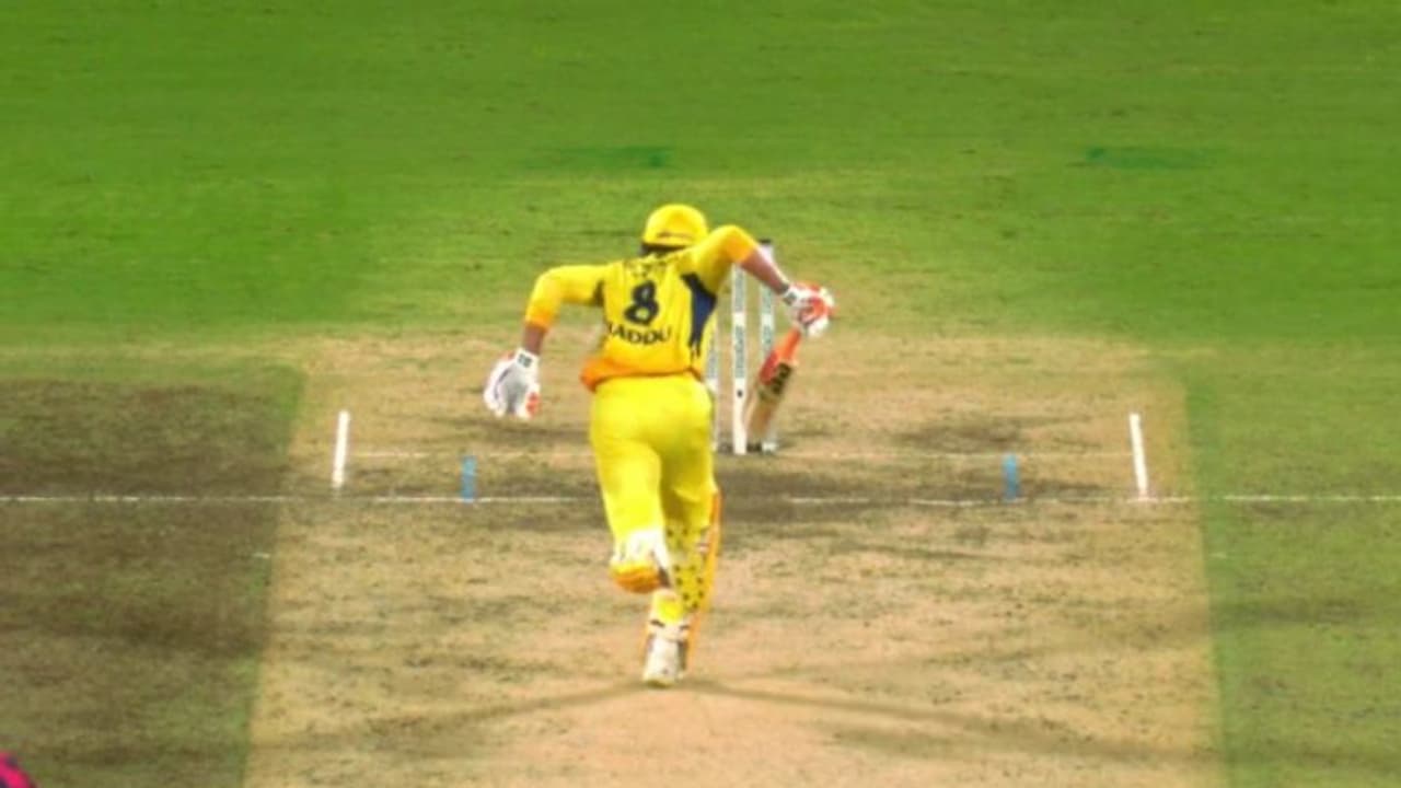 സഞ്ജുവിന്റെ ത്രോ ശരീരം വച്ച് തടുത്തോ? നാണക്കേടോടെ പുറത്തായി രവീന്ദ്ര ജഡേജ, നാടകീയ വിക്കറ്റിന്റെ വീഡിയോ