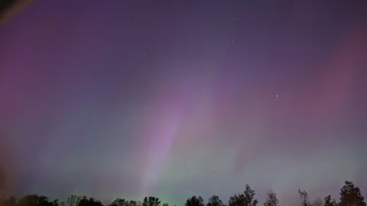 വർണ വിസ്മയമൊരുക്കി ധ്രുവ ദീപ്തി, സൗര കൊടുങ്കാറ്റിന് പിന്നാലെ അപൂർവ്വരീതിയിൽ ദൃശ്യമായി നോർത്തേൺ ലൈറ്റ്സ്