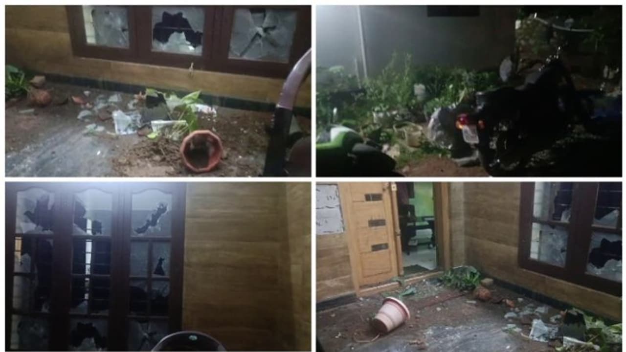 ആലുവയിൽ വീടുകയറി ആക്രമണം; മാധ്യമപ്രവർത്തകയുടെ വീട് അടിച്ചു തകർത്തു; 4 പേർ അറസ്റ്റിൽ