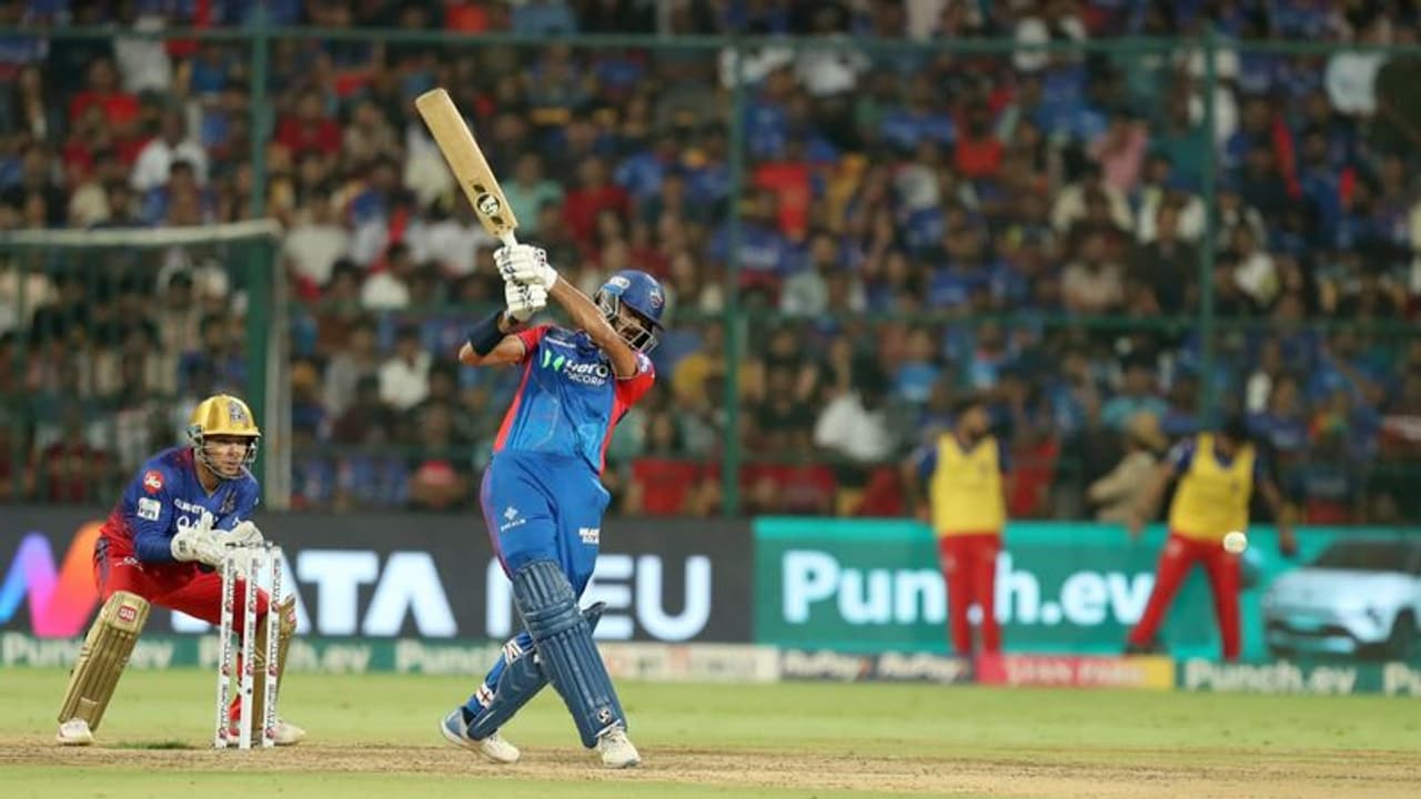 തുടർച്ചയായ 5 ാം ജയം, പ്ലേ ഓഫ് പ്രതീക്ഷയില്‍ ആർസിബിയും; പണികിട്ടി ക്യാപിറ്റല്‍സ്, അക്സർ പോരാട്ടം പാഴായി 