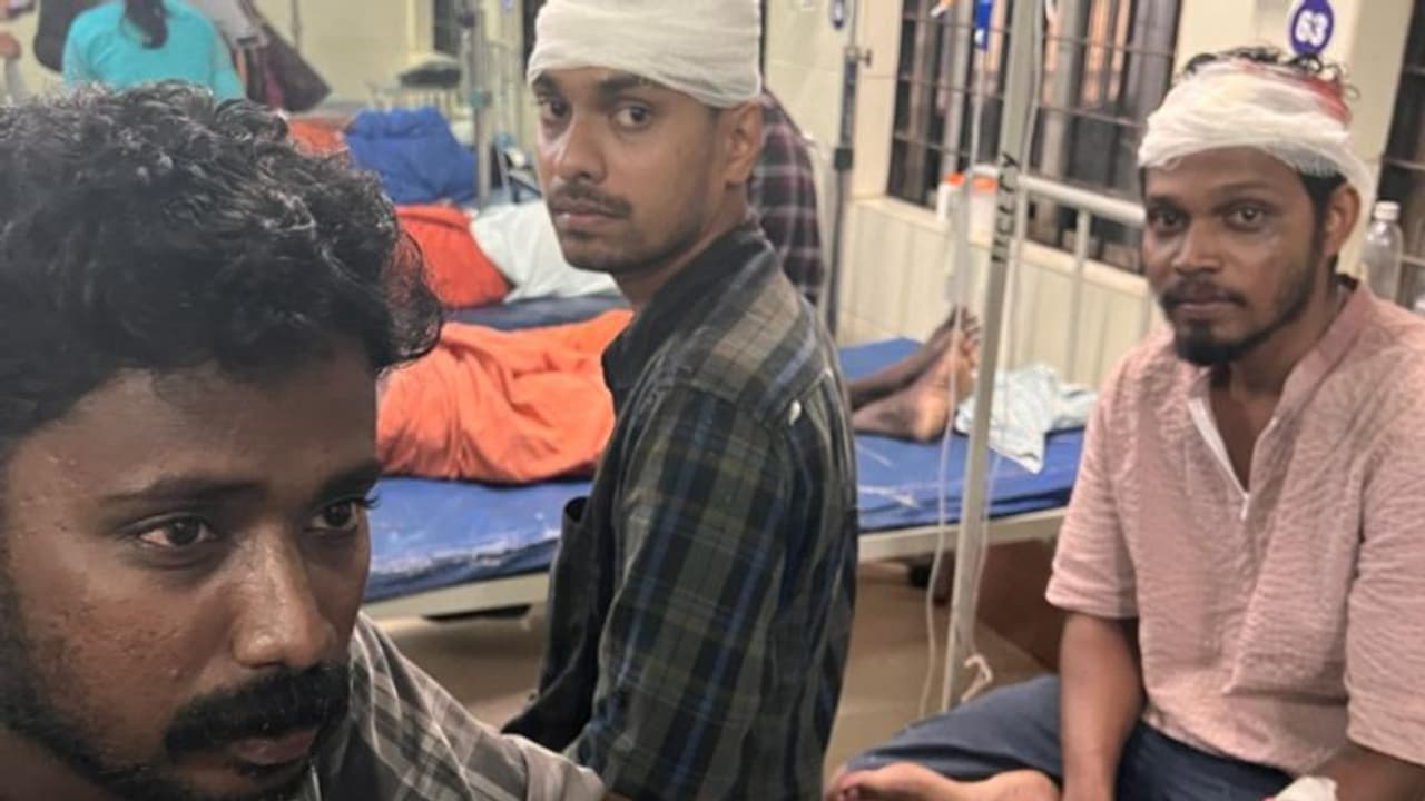 തൃശൂര് മെഡിക്കല് കോളേജില് രോഗിയുടെ ആക്രമണം: നാലു യുവാക്കള്ക്ക് പരുക്ക് തൃശൂര് മെഡിക്കല് കോളേജില് രോഗിയുടെ ആക്രമണം: നാലു യുവാക്കള്ക്ക് പരുക്ക്