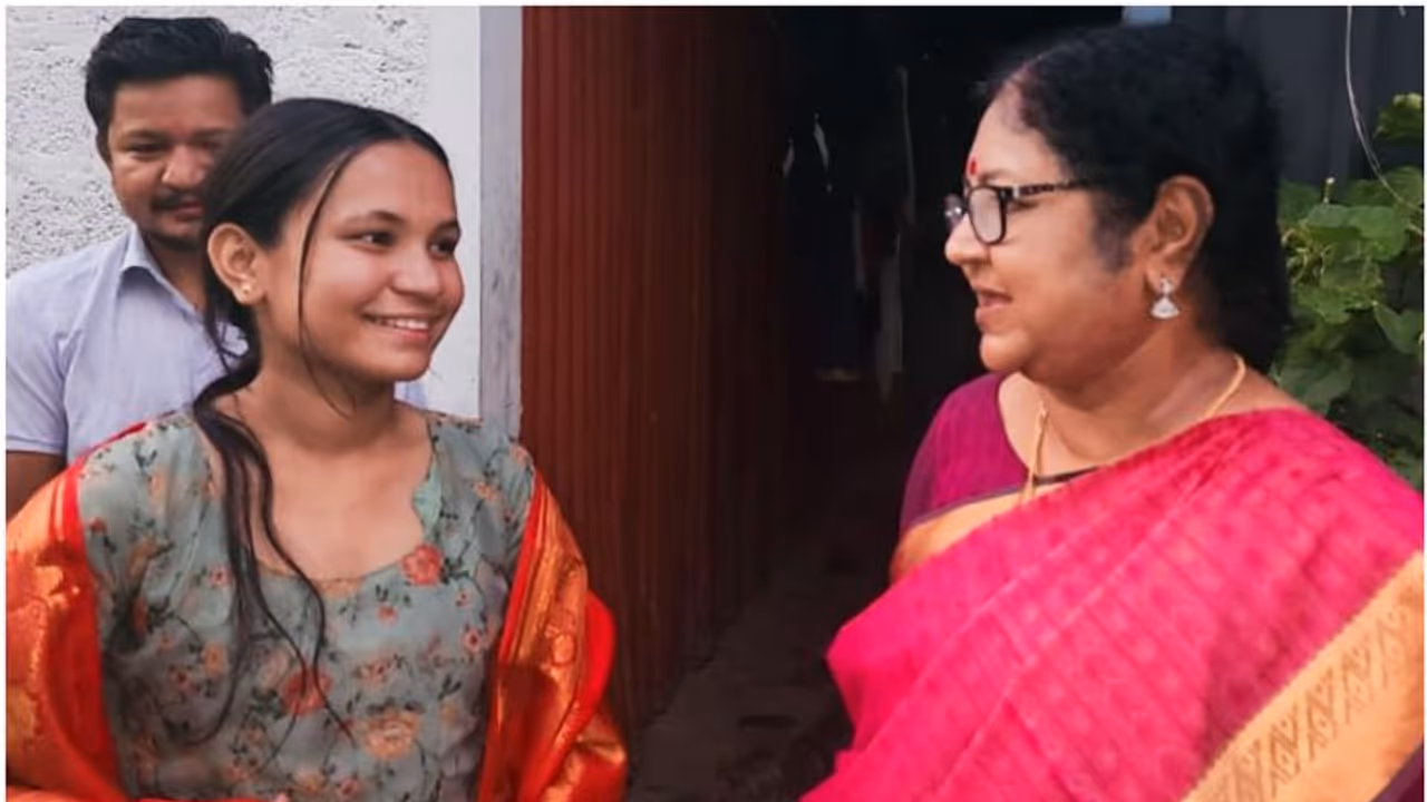 'ഒറ്റ മുറിയിൽ താമസം, എല്ലാ വിഷയങ്ങളിലും എ പ്ലസ് നേടി നേപ്പാൾ സ്വദേശിനി'; അഭിനന്ദിക്കാൻ നേരിട്ടെത്തി മന്ത്രി 'ഒറ്റ മുറിയിൽ താമസം, എല്ലാ വിഷയങ്ങളിലും എ പ്ലസ് നേടി നേപ്പാൾ സ്വദേശിനി'; അഭിനന്ദിക്കാൻ നേരിട്ടെത്തി മന്ത്രി