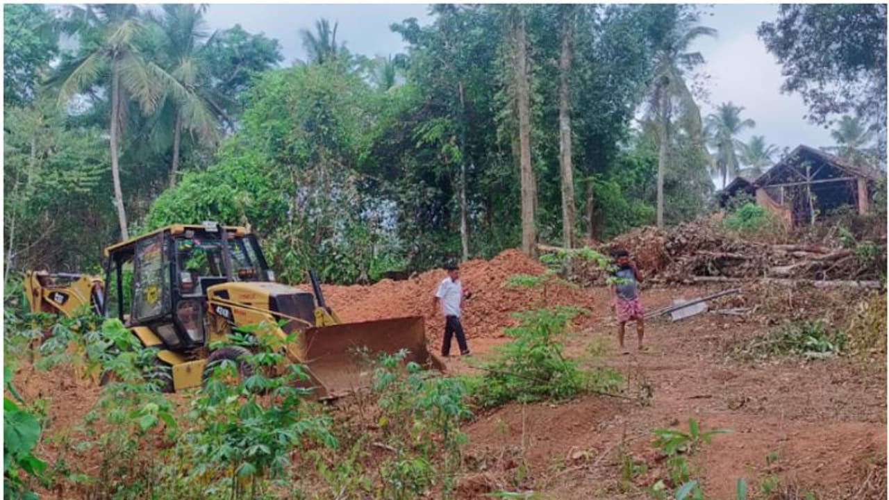 മൊബൈല്‍ ടവര്‍ നിര്‍മാണം നിർത്തിവെപ്പിച്ചു; അറിഞ്ഞത് ജെസിബി കൊണ്ടുവന്ന് ഭീമന്‍ കുഴി എടുത്തപ്പോഴെന്ന് ഭൂവുടമകൾ