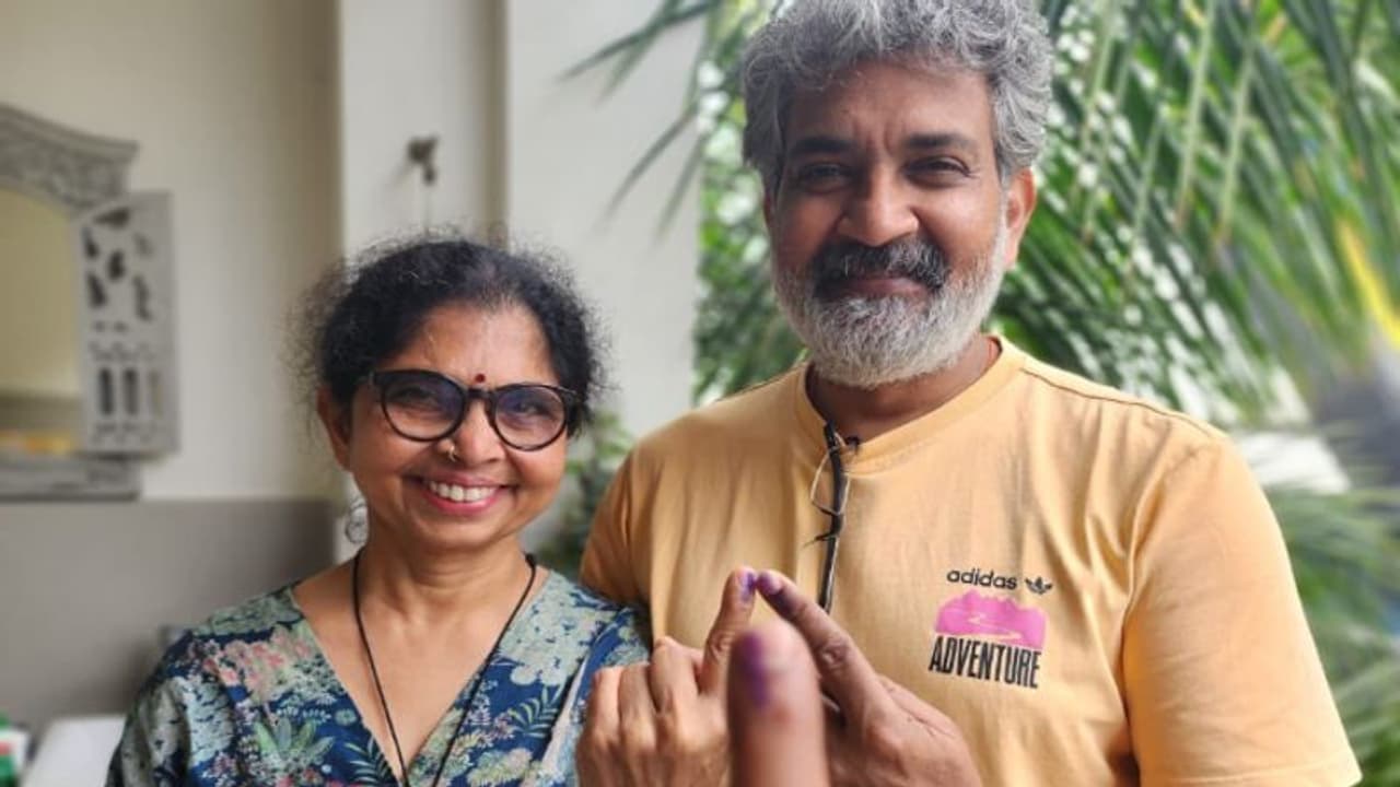 വോട്ട് ചെയ്യാന് വേണ്ടി മാത്രം ദുബായില് നിന്നും പറന്നിറങ്ങി നേരെ പോളിംഗ് ബൂത്തിലെത്തി രാജമൗലി വോട്ട് ചെയ്യാന് വേണ്ടി മാത്രം ദുബായില് നിന്നും പറന്നിറങ്ങി നേരെ പോളിംഗ് ബൂത്തിലെത്തി രാജമൗലി