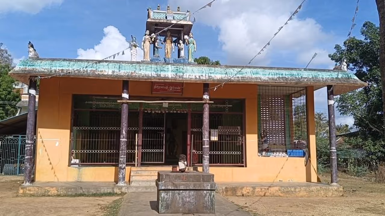 அரியலூரில் அம்மனின் 17 சவரன் தாலி செயின் பறிப்பு; சாமிக்கே விபூதி அடித்த மர்ம நபர்கள் அரியலூரில் அம்மனின் 17 சவரன் தாலி செயின் பறிப்பு; சாமிக்கே விபூதி அடித்த மர்ம நபர்கள்