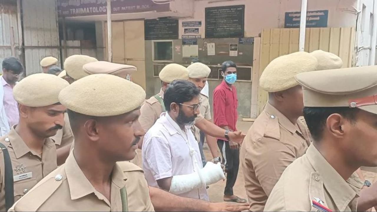 Savukku: கோவை சிறையில் கொல்லப்படுவேன்... என் கையை உடைத்தது இவர் தான் நீதிமன்ற வளாகத்தில் கதறிய சவுக்கு சங்கர்