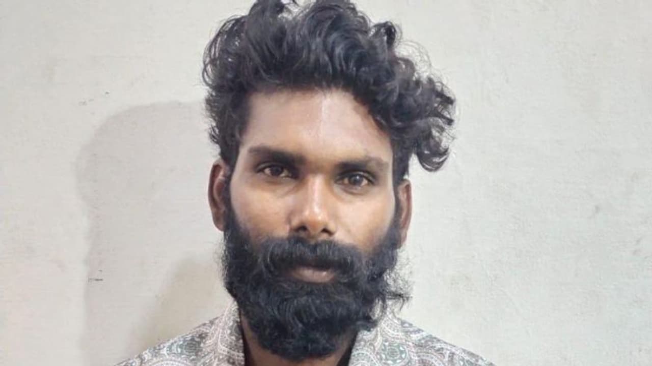 പെൺകുട്ടിയെ പീഡിപ്പിച്ച് ഒളിവിൽ, തേടി ഇറങ്ങിയ പൊലീസിന് മുന്നിൽ പ്രതി, ഓടി രക്ഷപ്പെടാൻ ശ്രമം, ഒടുവിൽ പിടിയിൽ പെൺകുട്ടിയെ പീഡിപ്പിച്ച് ഒളിവിൽ, തേടി ഇറങ്ങിയ പൊലീസിന് മുന്നിൽ പ്രതി, ഓടി രക്ഷപ്പെടാൻ ശ്രമം, ഒടുവിൽ പിടിയിൽ