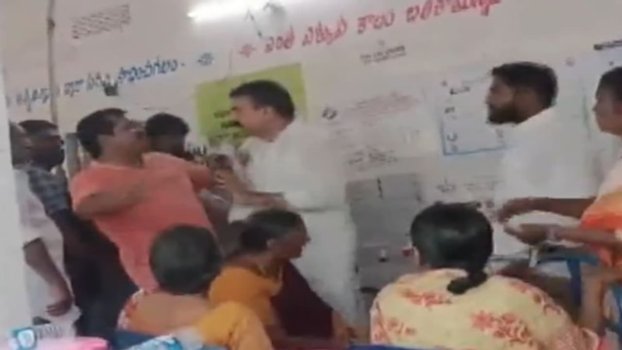 வரிசையில் வர சொன்ன வாக்காளருக்கு பளார் விட்ட எம்.எல்.ஏ. வேட்பாளர்! வரிசையில் வர சொன்ன வாக்காளருக்கு பளார் விட்ட எம்.எல்.ஏ. வேட்பாளர்!