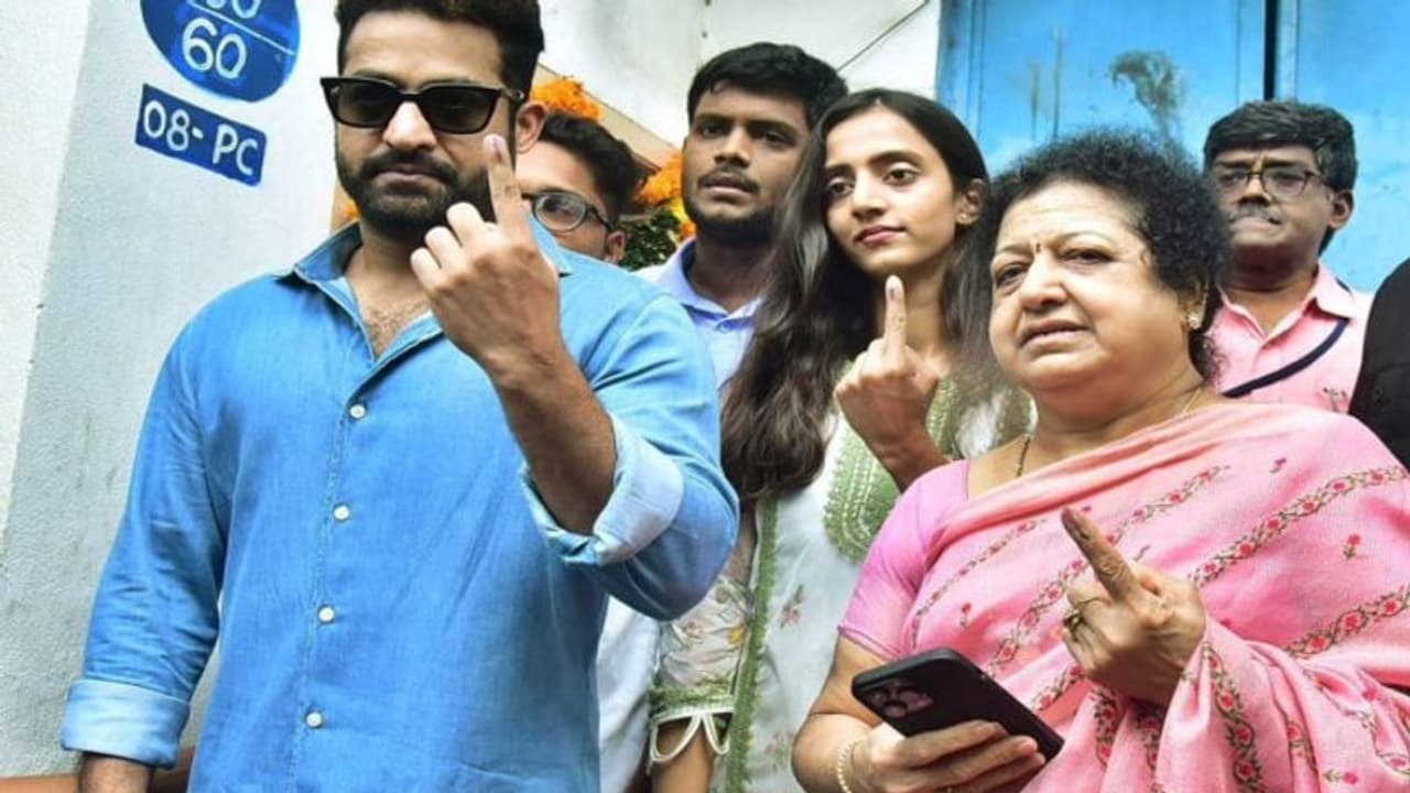 పోలింగ్ కు.. ఎన్టీఆర్ ఆ కలర్ చొక్కా వేసుకొచ్చింది అందుకా? పోలింగ్ కు.. ఎన్టీఆర్ ఆ కలర్ చొక్కా వేసుకొచ్చింది అందుకా?