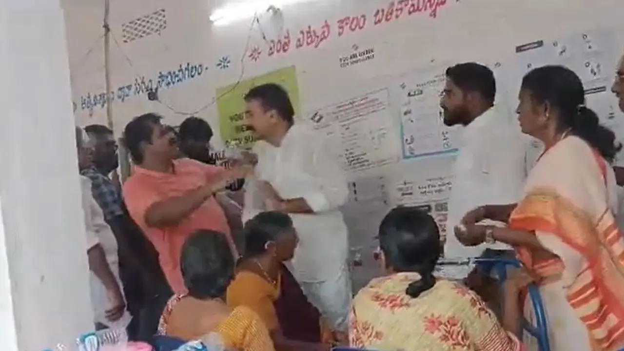 ಮತದಾರನ ಕೆನ್ನೆಗೆ ಬಾರಿಸಿದ ಶಾಸಕ: ತಿರುಗಿಸಿ ಕೊಟ್ಟ ವೋಟರ್ ಮೇಲೆ ಮುಗಿಬಿದ್ದ YSR ಶಾಸಕನ ಬೆಂಬಲಿಗರು ಮತದಾರನ ಕೆನ್ನೆಗೆ ಬಾರಿಸಿದ ಶಾಸಕ: ತಿರುಗಿಸಿ ಕೊಟ್ಟ ವೋಟರ್ ಮೇಲೆ ಮುಗಿಬಿದ್ದ YSR ಶಾಸಕನ ಬೆಂಬಲಿಗರು