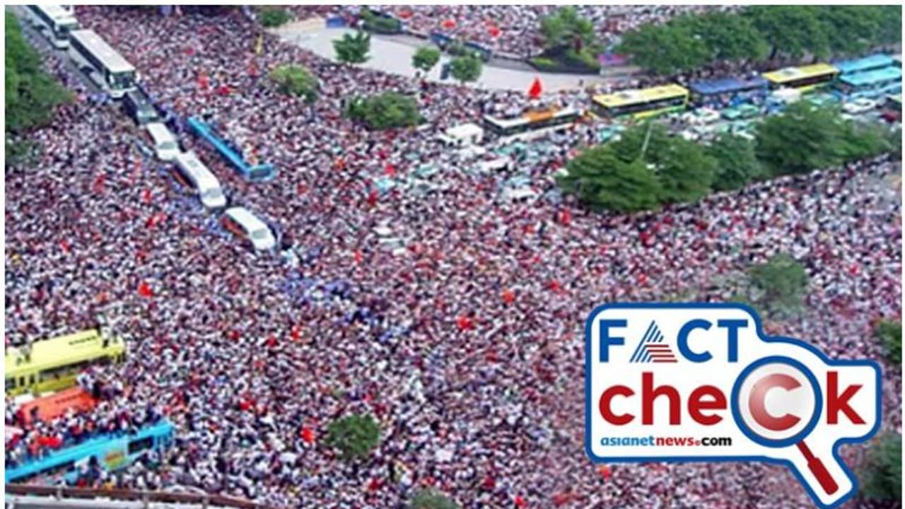 മോദിയുടെ റോഡ് ഷോയിലേതല്ല, കെജ്രിവാളിനെതിരായ പ്രതിഷേധവുമല്ല; സോഷ്യൽ മീഡിയയിൽ പ്രചരിക്കുന്ന ചിത്രം വ്യാജം മോദിയുടെ റോഡ് ഷോയിലേതല്ല, കെജ്രിവാളിനെതിരായ പ്രതിഷേധവുമല്ല; സോഷ്യൽ മീഡിയയിൽ പ്രചരിക്കുന്ന ചിത്രം വ്യാജം