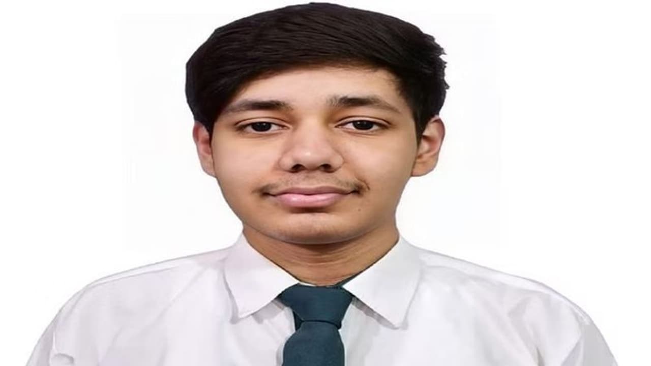 सीबीएसई बोर्ड 2024 के 12वीं के रिजल्ट में नोयडा-प्रयागराज रीजन के टॉपर्स का देखें स्कोर-नंबर देख रह जाएंगे दंग