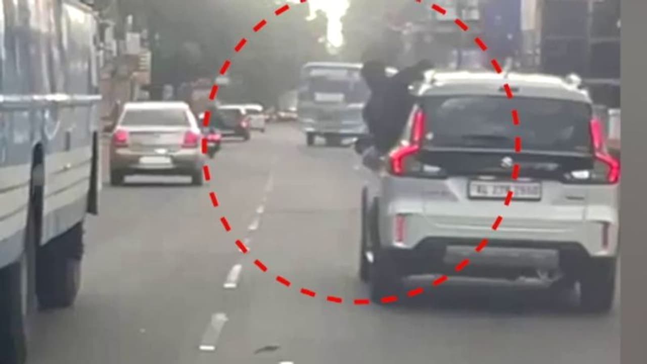 കായംകുളത്ത് കാറിൽ അഭ്യാസപ്രകടനം നടത്തിയ ആറ് പേര്ക്ക് നല്ല നടപ്പും സാമൂഹ്യ സേവനവും ശിക്ഷ കായംകുളത്ത് കാറിൽ അഭ്യാസപ്രകടനം നടത്തിയ ആറ് പേര്ക്ക് നല്ല നടപ്പും സാമൂഹ്യ സേവനവും ശിക്ഷ