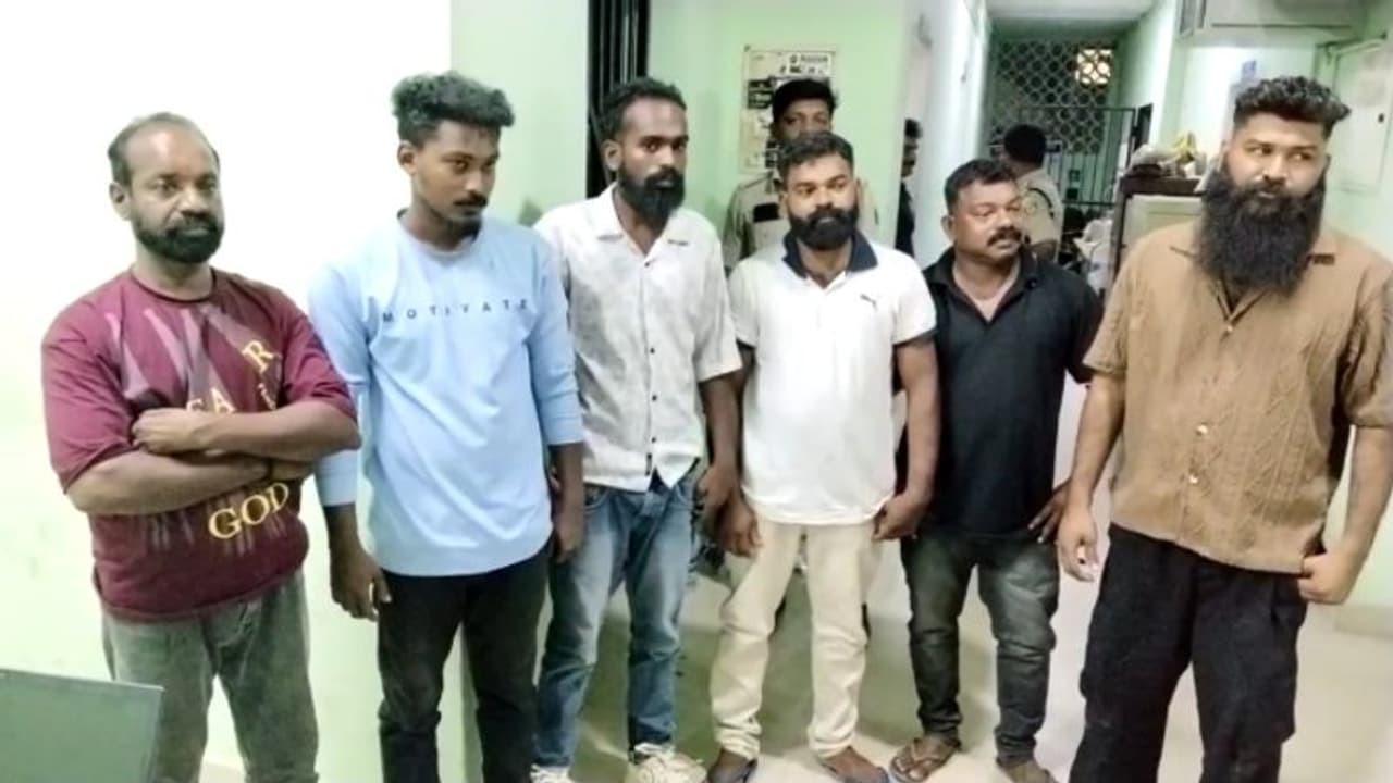 ഉത്സവത്തിനിടെ സംഘർഷം; പൊലീസുകാരനെ സംഘം ചേർന്ന് കമ്പി കൊണ്ടടിച്ചു, 6 പേർ അറസ്റ്റിൽ ഉത്സവത്തിനിടെ സംഘർഷം; പൊലീസുകാരനെ സംഘം ചേർന്ന് കമ്പി കൊണ്ടടിച്ചു, 6 പേർ അറസ്റ്റിൽ