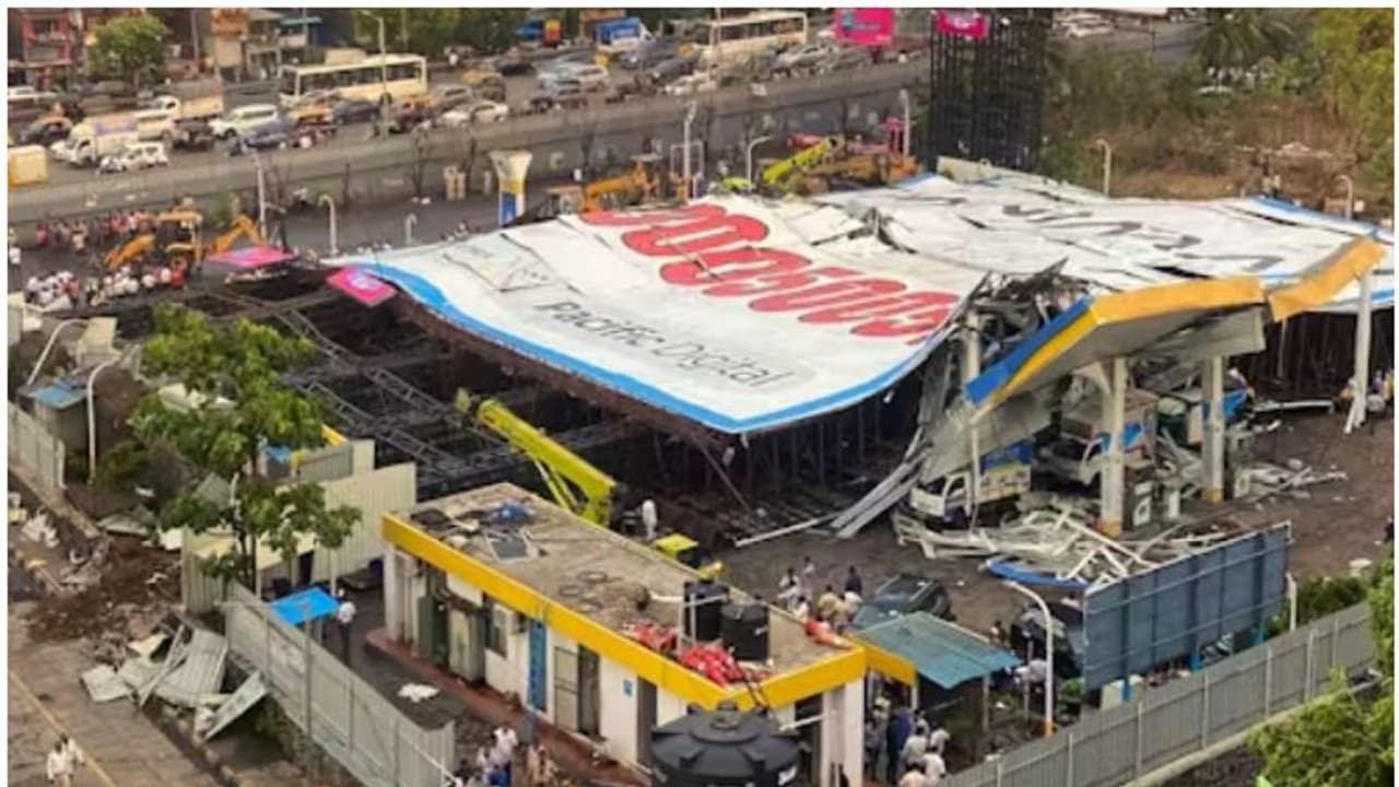 കനത്തമഴയിൽ ഭീമൻ പരസ്യബോർഡ് നിലതെറ്റി വീണുണ്ടായ അപകടത്തിൽ 8 മരണം, അന്വേഷണം പ്രഖ്യാപിച്ച് മഹാരാഷ്ട്ര സർക്കാർ കനത്തമഴയിൽ ഭീമൻ പരസ്യബോർഡ് നിലതെറ്റി വീണുണ്ടായ അപകടത്തിൽ 8 മരണം, അന്വേഷണം പ്രഖ്യാപിച്ച് മഹാരാഷ്ട്ര സർക്കാർ