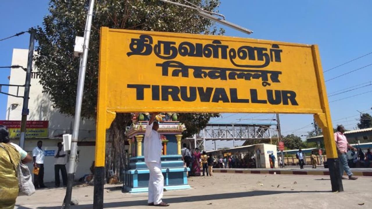 திருவள்ளூர்.. மாடியில் செல் போனில் பேசிக்கொண்டிருந்த வடமாநில இளைஞர் மின்சாரம் தாக்கி துடிதுடித்து பலி! திருவள்ளூர்.. மாடியில் செல் போனில் பேசிக்கொண்டிருந்த வடமாநில இளைஞர் மின்சாரம் தாக்கி துடிதுடித்து பலி!