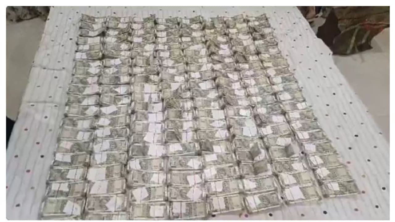 20,000 രൂപ കൈക്കൂലി വാങ്ങുന്നതിനിടെ എഞ്ചിനീയർ പിടിയിൽ, വീട്ടിലെ പരിശോധനയിൽ കണ്ടെത്തിയത് 80 ലക്ഷം രൂപ 20,000 രൂപ കൈക്കൂലി വാങ്ങുന്നതിനിടെ എഞ്ചിനീയർ പിടിയിൽ, വീട്ടിലെ പരിശോധനയിൽ കണ്ടെത്തിയത് 80 ലക്ഷം രൂപ