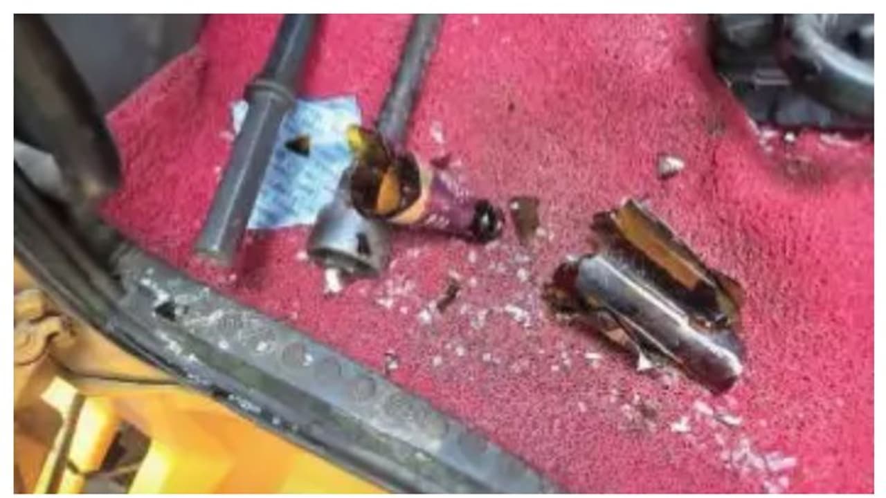 ലോറിക്ക് നേരെ ബിയർ കുപ്പിയേറ്, ഉള്ളില് കയറി ഡ്രൈവറെയും സഹായിയെയും മർദിച്ചു; ആള് മാറിയുള്ള ആക്രമണമെന്ന് സംശയം ലോറിക്ക് നേരെ ബിയർ കുപ്പിയേറ്, ഉള്ളില് കയറി ഡ്രൈവറെയും സഹായിയെയും മർദിച്ചു; ആള് മാറിയുള്ള ആക്രമണമെന്ന് സംശയം