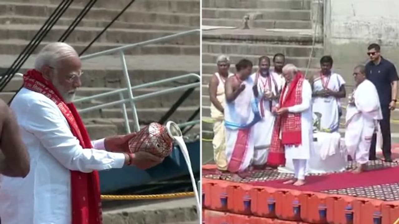 PM Modi offers prayers at Dashashwamedh Ghat, performs Ganga aarti before nomination filing in Varanasi |WATCH PM Modi offers prayers at Dashashwamedh Ghat, performs Ganga aarti before nomination filing in Varanasi |WATCH
